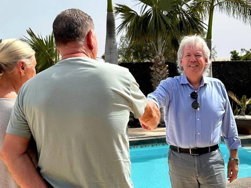 Kevin Roper, director de Roper Properties, saludando a unos compradores junto a una piscina en Lanzarote