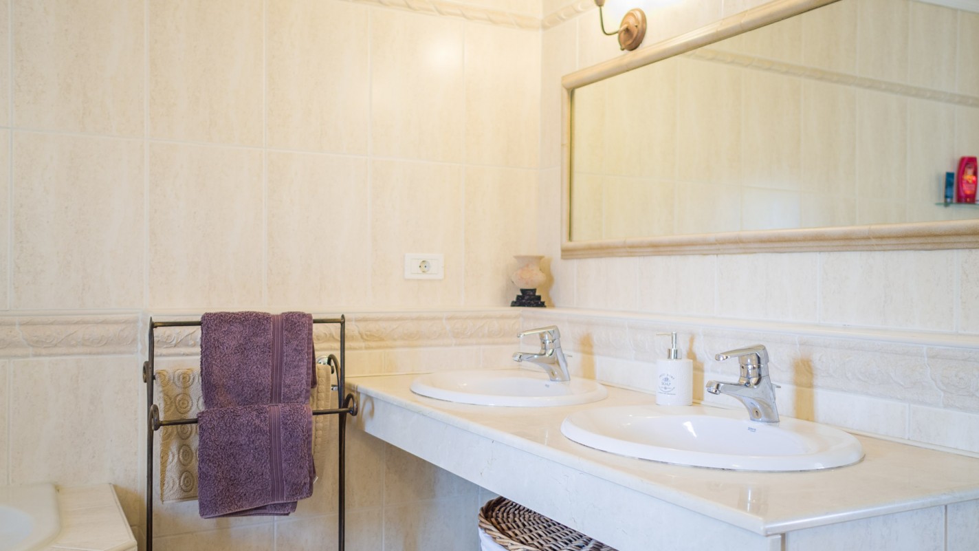 - Tías - Roper Properties
