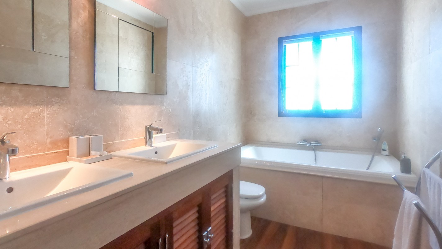 - Tías - Roper Properties