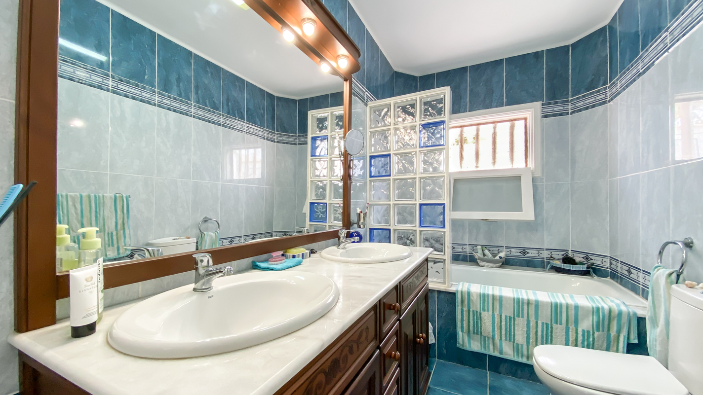 - Tías - Roper Properties