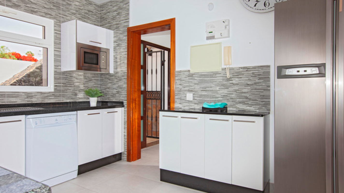 - Puerto Del Carmen - Roper Properties