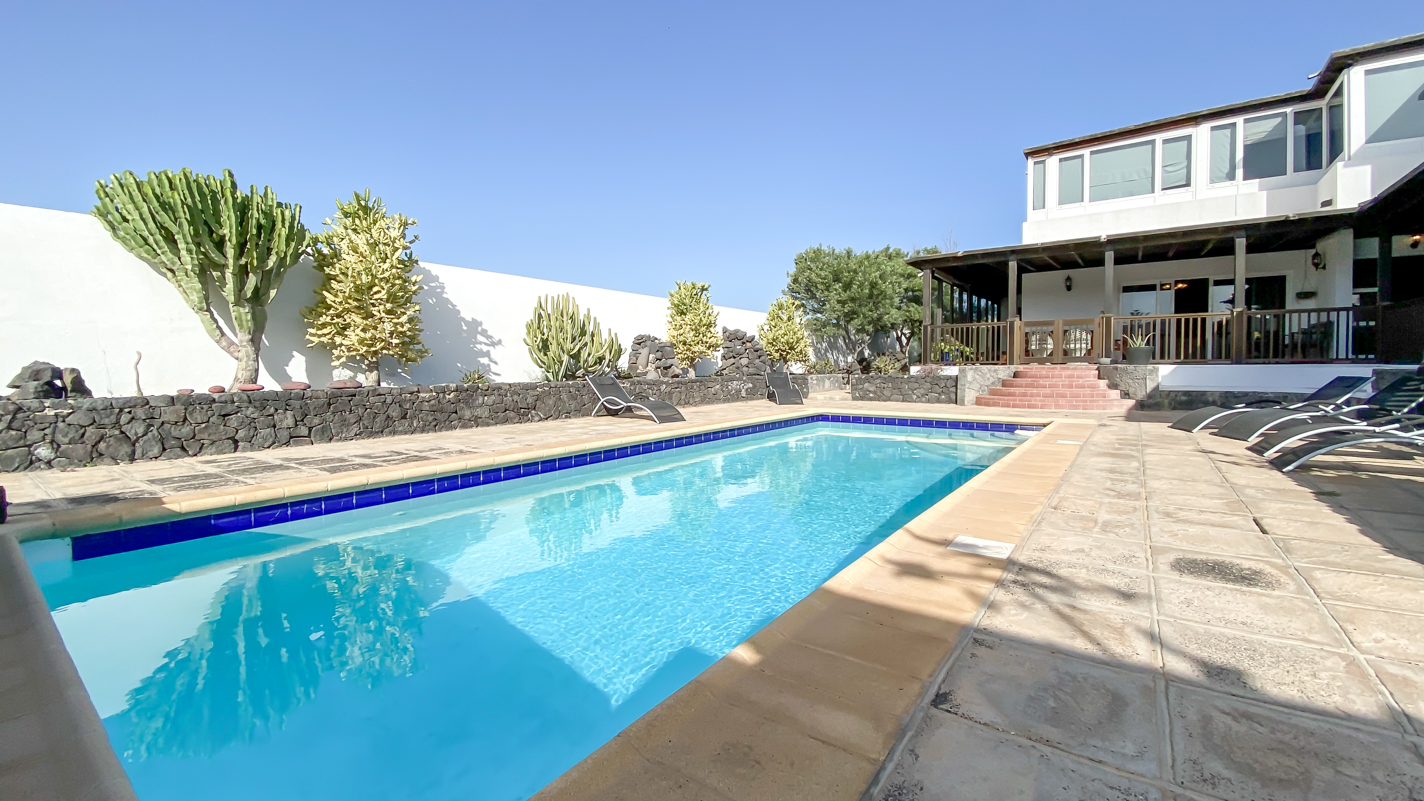 - Costa Teguise - Roper Properties