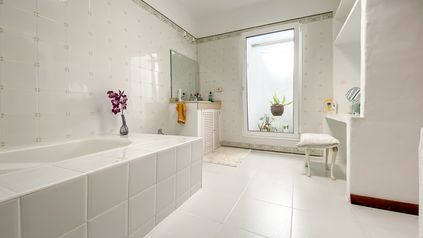 - Tias - Roper Properties