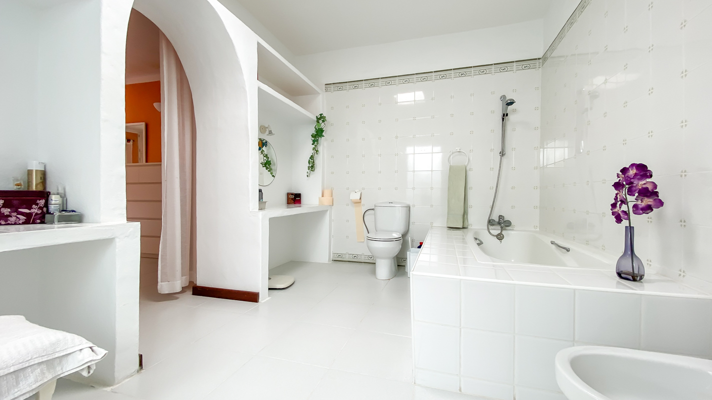 - Tias - Roper Properties