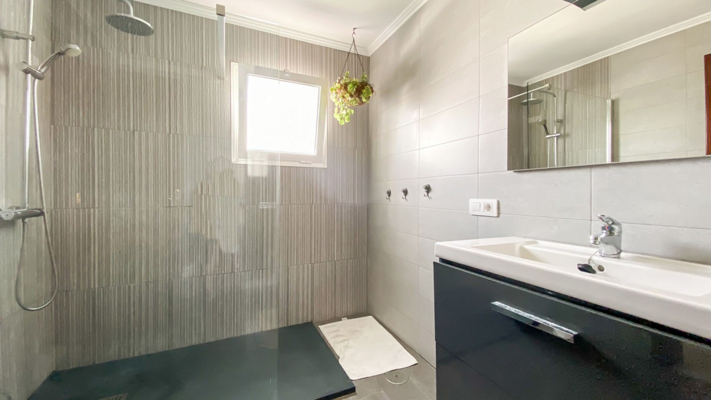 - Tias - Roper Properties