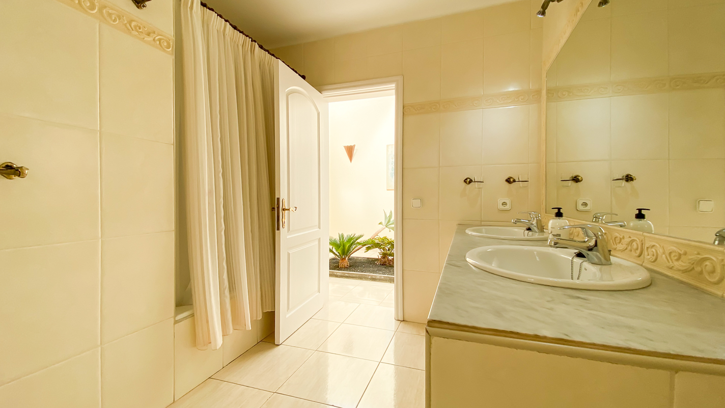 - Puerto Del Carmen - Roper Properties