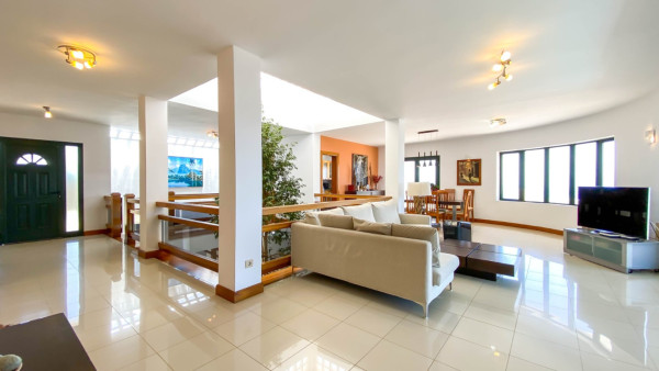 5 Bedroom  House / Villa 3