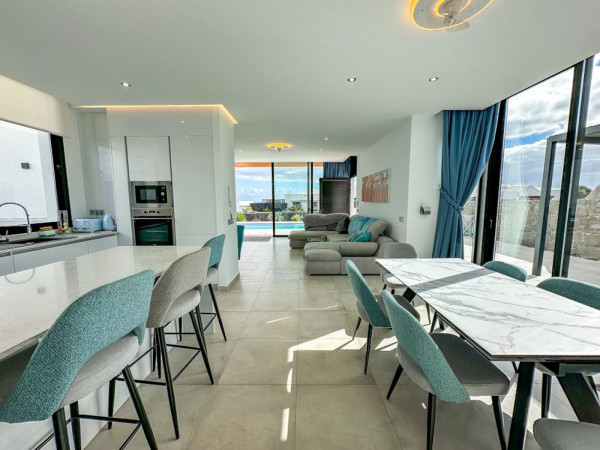 4 Bedroom  House / Villa 2