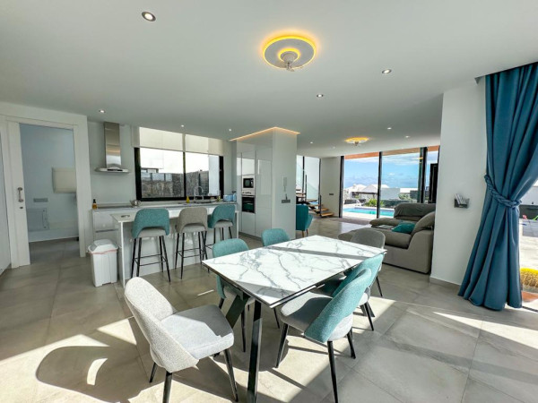 4 Bedroom  House / Villa 2