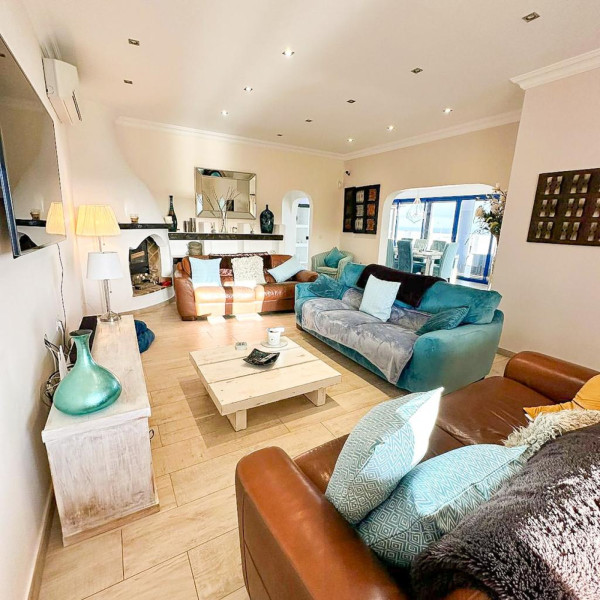 6 Bedroom  House / Villa 3