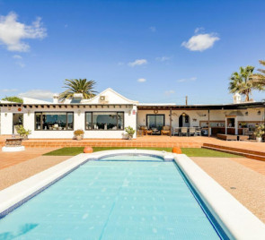 3 Bedroom  House / Villa 5