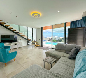 4 Bedroom  House / Villa 4