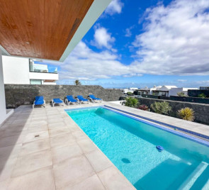 4 Bedroom  House / Villa 5