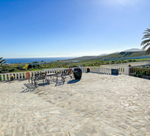 5 Bedroom  House / Villa 5