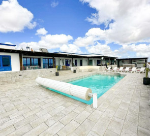 6 Bedroom  House / Villa 1