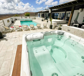 6 Bedroom  House / Villa 5